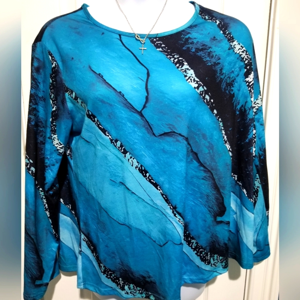 New unbranded woman's pullover top